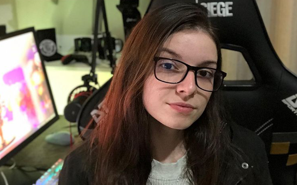 Foto da jogadora profissional de Rainbow Six Gab, membro da Fury e famosa mulher gamer no cenário nacional.