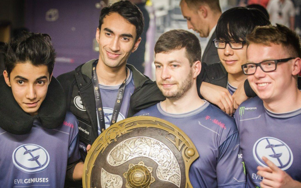 Equipe da Evil Geniuses com o troféu do The International 2015