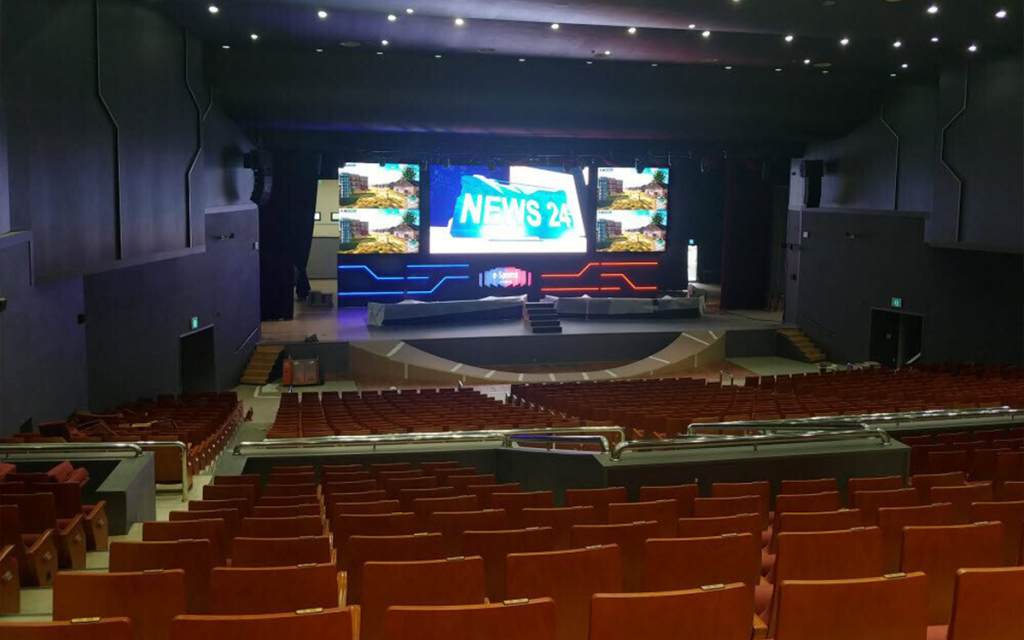 Visão das plateias de frente para p palco com telão da Gwangju Esports Arena, uma das Arenas de e-sports presentes na Coréia do Sul.