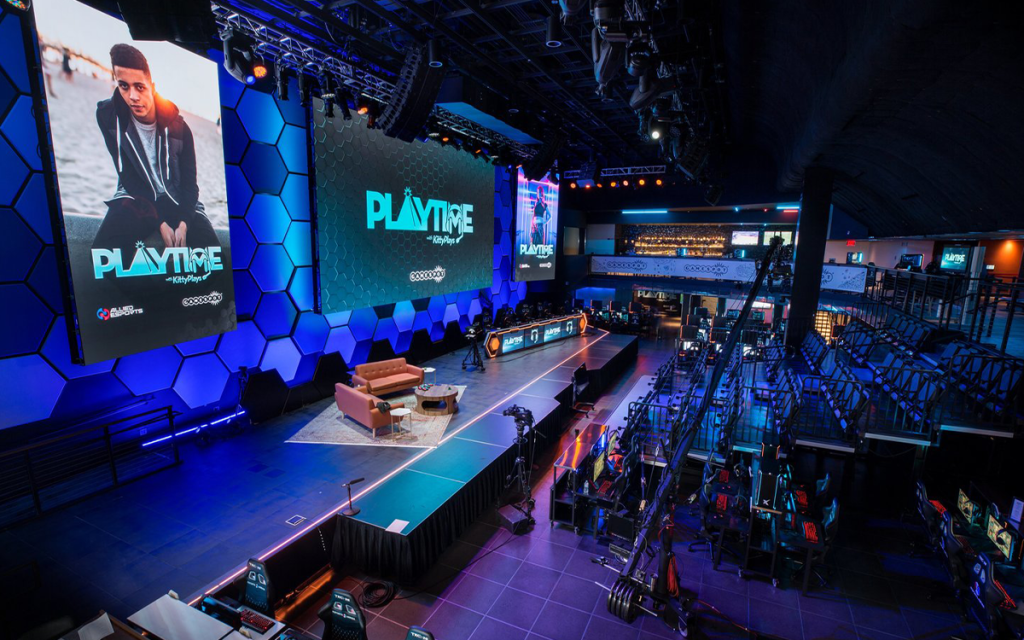 Palco do HyperX Esports Arena Las Vegas sendo preparado para evento de e-sports, sendo essa uma das mais famosas Arenas de e-sports.