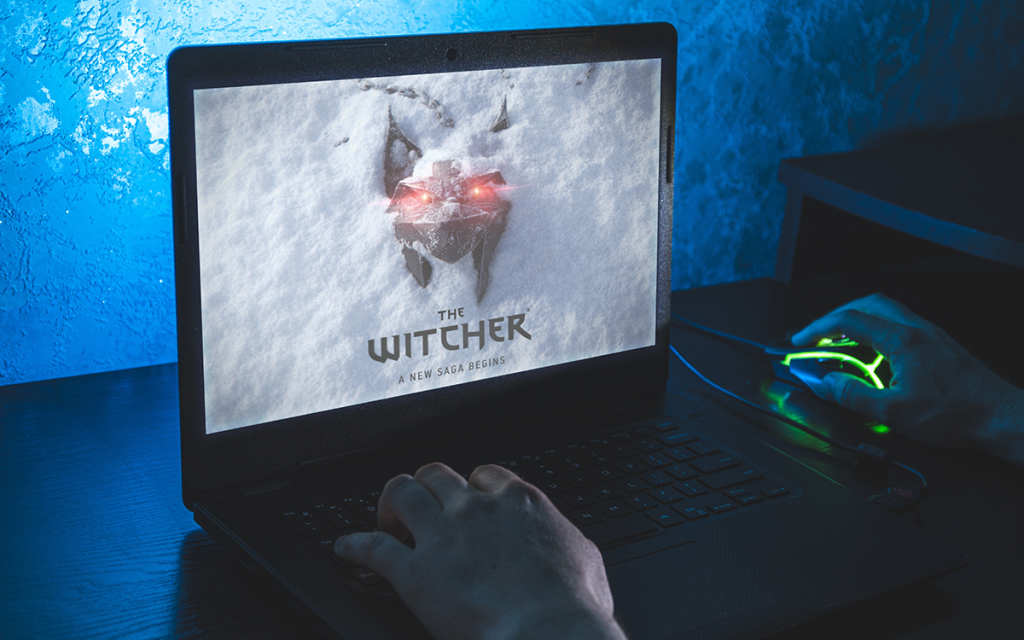 Imagem de capa da série de The Witcher pela Netflix na tela de um notebook, uma das séries de jogos de maior sucesso da Netflix.