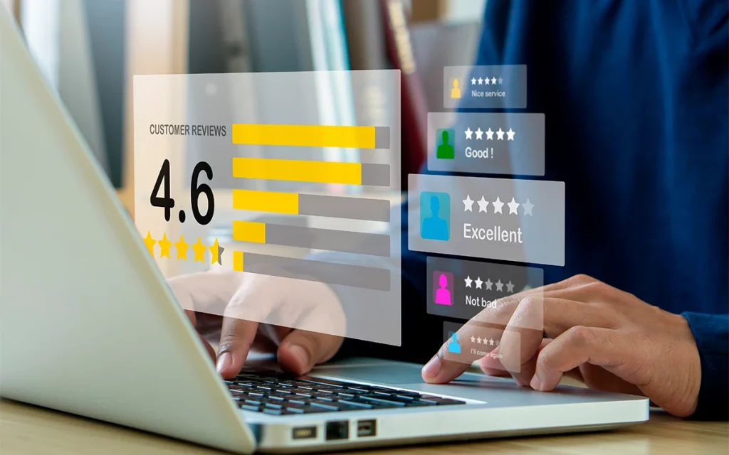 exemplo de avalição de customer experience com pessoa avaliando produto ou serviços e ícones flutuando acima de notebook com expreiências de outros usuários.